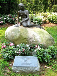 The_Little_Mermaid_statue_at_Victor_Borge’s_grave_200.jpg