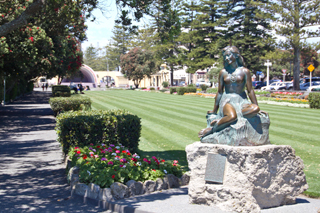 Statue_of_Pania_3_wiki_320.jpg